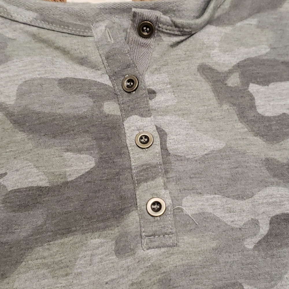 5/$25 Grey Camo tshirt with cuffed sleeves - Picture 3 of 6